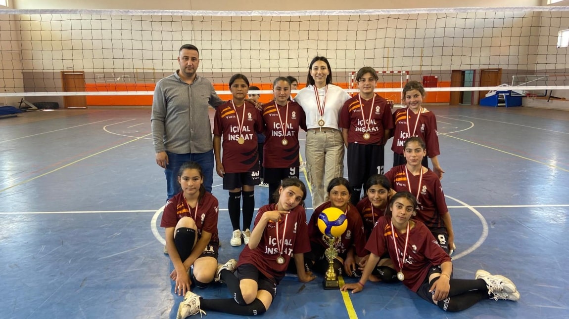 KIZ ÖĞRENCİLERİMİZ VOLEYBOL TURNUVASINDA İLÇEDE 1. OLDULAR.